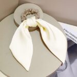 Ikat Rambut Mutiara Aksen Kain Satin Polos / Scrunchie Mutiara Satin Polos - Gambar 4