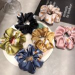 Ikat Rambut Ponytail Model Bunga Daisy Bahan Satin Karet Elastis Gaya Untuk Wanita/scrunchie