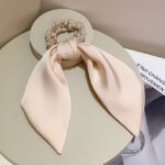 Ikat Rambut Mutiara Aksen Kain Satin Polos / Scrunchie Mutiara Satin Polos - Gambar 3