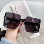 Kacamata Hitam Kotak Wanita Dengan Bingkai Besar Bahan Logam - Sunglasses New Arrival - Gambar 4