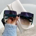 Kacamata Hitam Kotak Wanita Dengan Bingkai Besar Bahan Logam - Sunglasses New Arrival - Gambar 2