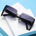 Kacamata Hitam Kotak Wanita Dengan Bingkai Besar Bahan Logam - Sunglasses New Arrival - Gambar 6